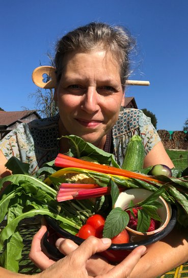 Nicole Frey, mit Gemüse und Kochlöffel